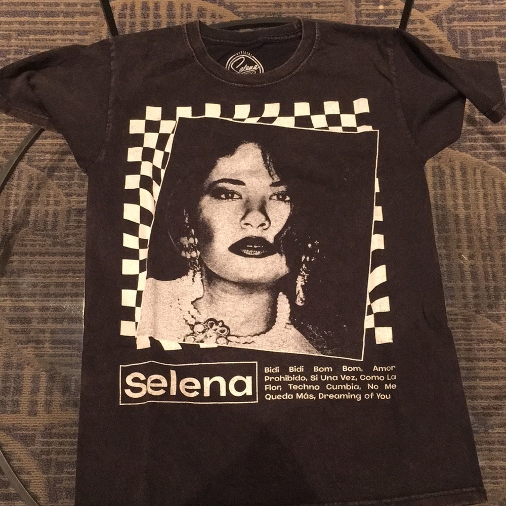Selena tee